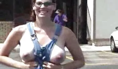 Cagna dai capelli ricci Anya dà video gratuiti di trans un pompino al suo fidanzato