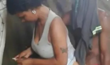Bruna incredibile spogliarsi video porno da vedere gratis e accarezzare il suo fascino