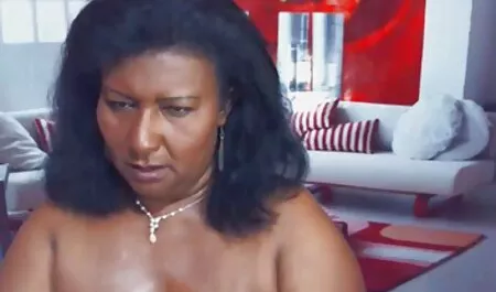 Un coniglio asiatico giovane film xx gratis accarezzando la sua vagina