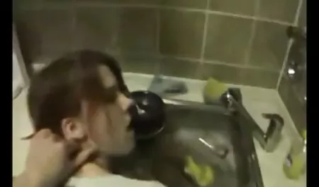 Bionda ottiene due cazzi nella sua piccola bocca video erotoci gratis