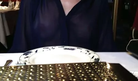 Una bionda affascinante con una figura splendida che video porno gratis tra donne si accarezza la figa davanti alla telecamera