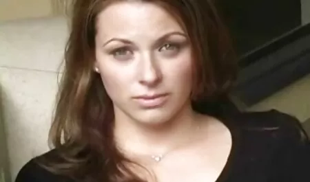 Alicia utilizza due giocattoli donne erotiche gratis per solleticare la sua figa