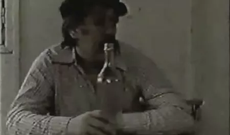 Un dipendente dei giovani signori, visione gratis video porno dopo aver incontrato una bruna in una discoteca, dimentica immediatamente che una bella moglie lo stava aspettando a casa, torna a casa da questa donna e la picchia in tutte le fessure.