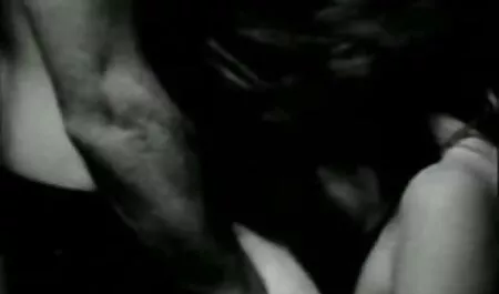 L'uomo seduto sul divano, e le ragazze, circondato dal seno e Pussi bagnato su tutti i lati, leccare le palle e lucidare il suo cazzo con le voglio vedere un film hard gratis loro lingue.