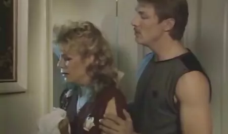 Il massaggiatore con le mani nei film gratis hard italiani morbidi cretini del cliente di pollo