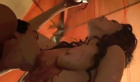 Lizonka, cagna splendida, spalmando il film porno senza limiti gratis suo corpo con crema solare