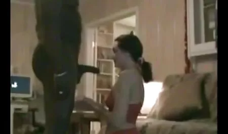 La bella lunga, premendo il culo al pube del suo ragazzo e inizia ad agitarsi, godere del fatto che il pene nei pantaloni immediatamente indurito. vedere film gratis porno