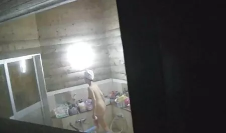 Bella ragazza con i vestiti in blu accarezzando la vagina video gratuiti lesbiche