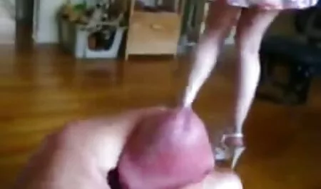 Dopo aver inviato il marito per gli affari del business in un'altra città, una moglie troia invitare la sua amica a visitare e sedurla a scopare duro sul letto. video erotici gratuiti italiani