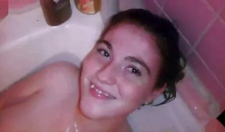 Massaggiatore lussuriosi spremitura le dita dei piedi del cliente e per il suo cazzo video hard streaming gratis