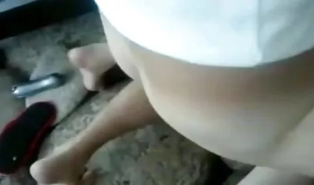 Un dolce nel caffè seduto con un uomo e www film porno gratis it allargò le gambe, dove una vagina sembra senza mutandine