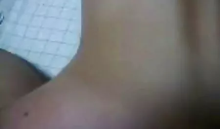 Gli uomini sono preoccupati come sbirciare un momento in cui le donne fanno video amatoriali porno gratuiti pipì in bagno