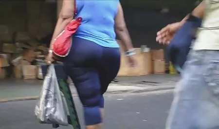 Alunno video erotici gratuiti italiani lascivo lascivo sul divano con un uomo che non è mai soddisfatto