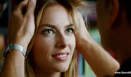 Babe bionda bere e nudo davanti gratis film hard a uno specchio
