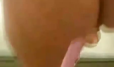 L'uomo guarda video porno gratis tira il suo pene e piantato una figa pelosa sul suo cazzo
