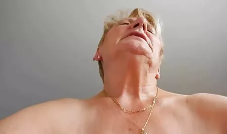 Una cagna nera giocherellando con la sua figa fino a quando un amico nero è venuto film gratuiti pornografici e ha dato al bambino un grosso barile in bocca