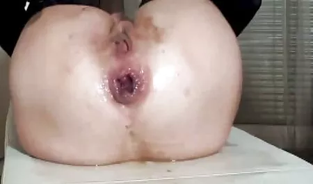 Bruna in film porno asiatiche gratis bagno spalmando il suo corpo con olio profumato