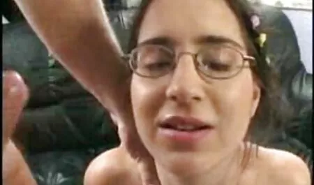 Una figa accarezzando close-up vagina videobporno gratis rasata