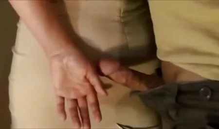 Il giovane dà un pompino sesso sfrenato gratuito ad un amico