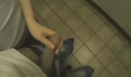 Una giovane puttana video porno amatoriale free con un bel culo e stretto