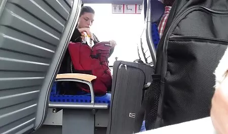 L'uomo leccò le dita dei piedi, e il bambino tirò il suo xxx gratuiti cazzo con i piedi