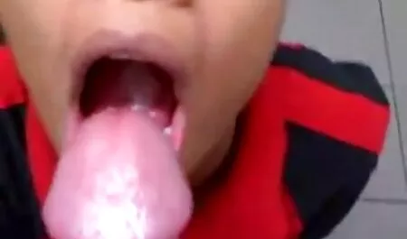 Una giovane ragazza con un gemito spensierato nella vagina rosa, costringendola a gemere forte a causa del dolore dal ronzio di esso. Dopo una scopata del genere, la ragazza non sarà in grado di sedersi al tavolo per qualche altro giorno filmini sexy gratis