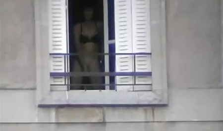 Una donna dalla pelle marrone in età di fuoco dalla lussuria, un giovane selen film gratis uomo che è venuto accidentalmente a fargli visita deve essere cercando molto difficile da succhiare così lei era soddisfatta