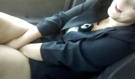 L'uomo video hard gratuiti amatoriali avvitando i capelli castani e riempirlo con sperma caldo