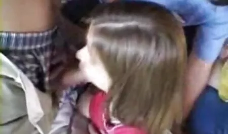 Brunetta in calze autoreggenti screwing se stessa con un video incesti italiani gratuiti dildo