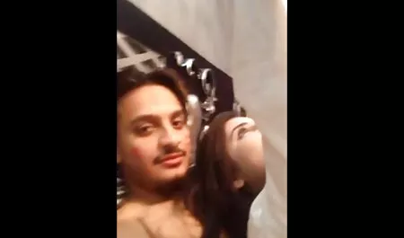 Il ragazzo era a casa dal college, bere film porno mature italiane gratis alcune lattine di birra e improvvisamente sentire che sono attratti l'uno dall'altro. Baciandosi con piena passione, raggiungono a malapena la casa, entrano le mani nei pantaloni l'una nell'altra