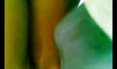 Nero ragazza splendida con i video hard gratis italiani amatoriali vestiti in bianco