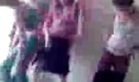 Di fronte ai suoi amici, si spoglia carino e inserire lo strumento nella tenuta della vagina. Questo attira l'attenzione di molte persone, quindi i vedo video porno gratis pulcini che iniziano sul serio.