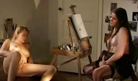 Bionda avvitando se stessa film xxx gratis con grasso di pollo sulla fotocamera