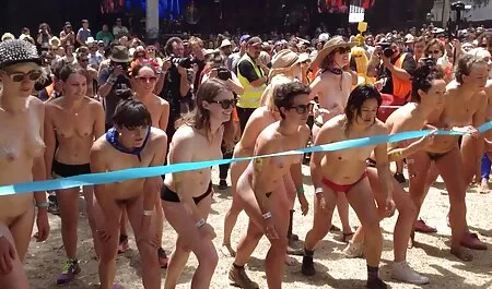 Le ragazze che lavorano al video porno gratis senza iscrizione bar con i seni nudi